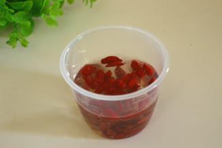 枸杞用温水泡至回软，洗净捞出，沥干水分