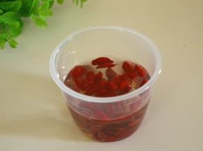 枸杞用温水泡至回软，洗净捞出，沥干水分