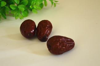 红枣洗净，去核