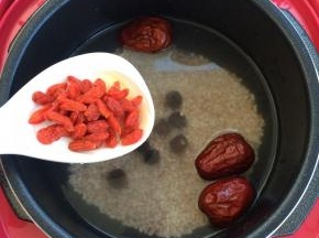 锅中放约1000毫升的冷水，将红梗米、桂圆肉、枸杞、红枣等食材放入电压力锅