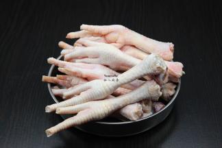 鸡爪洗净，去指甲；