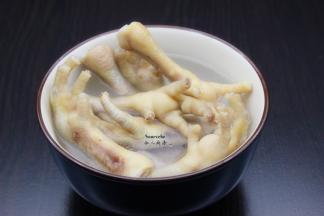 捞出，用冷水浸泡；PS：浸泡过鸡爪不会煮破