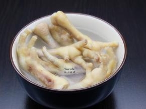 捞出，用冷水浸泡；PS：浸泡过鸡爪不会煮破