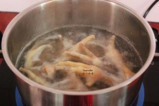 清水煮沸，放入鸡爪汆烫去污血；