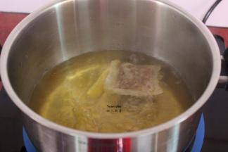 适量的清水放入卤料包，煮沸，熬出味；