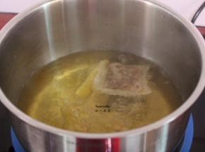 适量的清水放入卤料包，煮沸，熬出味；