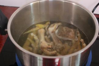 沥干水的鸡爪，生姜、料酒放入卤料锅中小火熬三十分钟；