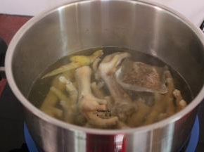 沥干水的鸡爪，生姜、料酒放入卤料锅中小火熬三十分钟；