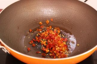 热锅，倒入适量的油，煸香干辣椒；