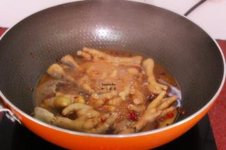 把卤料锅中卤料包取出，其余食材放入辣椒锅中；煮沸之后，改为小火；