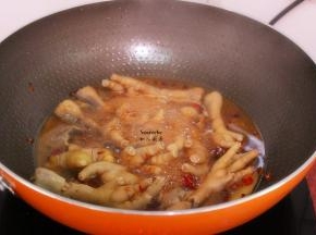 把卤料锅中卤料包取出，其余食材放入辣椒锅中；煮沸之后，改为小火；