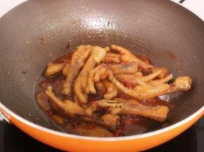 煮至水变少，加入酱油、盐，收汁，翻炒均匀即可；