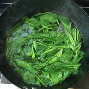 放入加有精盐的沸水锅中焯熟