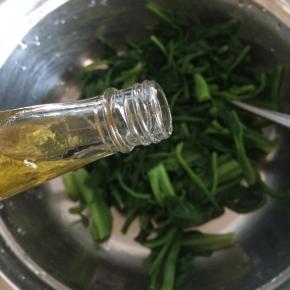 菠菜中加入泡好的枸杞子、芥末油、香油、精盐