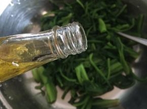 菠菜中加入泡好的枸杞子、芥末油、香油、精盐