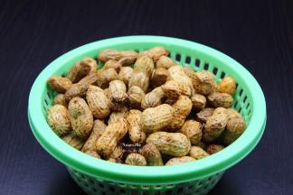 新鲜带泥的花生洗净，沥干水；