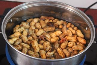 锅中适量的水，把花生、八角、陈皮放入锅中； PS：水要没过花生