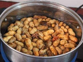 锅中适量的水，把花生、八角、陈皮放入锅中； PS：水要没过花生