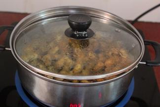 改为小火，并把盖子留一条缝；PS：煮花生的时候油泡会溢出。