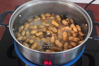 水变少，花生煮熟，放入盐，拌均，小火继续煮；