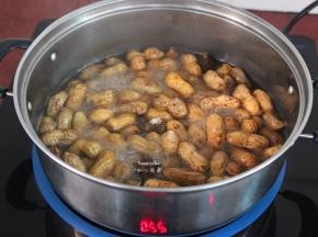 水变少，花生煮熟，放入盐，拌均，小火继续煮；