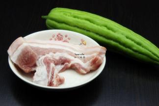 准备食材：五花肉、苦瓜、香葱等；