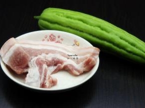 准备食材：五花肉、苦瓜、香葱等；