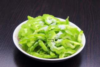 苦瓜，洗净去籽，切片，放盐腌制5分钟；