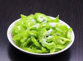苦瓜，洗净去籽，切片，放盐腌制5分钟；