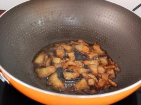 热锅，倒油，煸炒五花肉、放生姜、酱油、盐炒香；