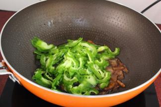 苦瓜去盐水，沥干，倒入锅中；