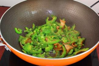 放盐、香葱炒均即可。
