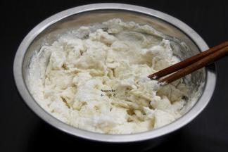 面粉、水、酵母拌均，揉成光滑面团；