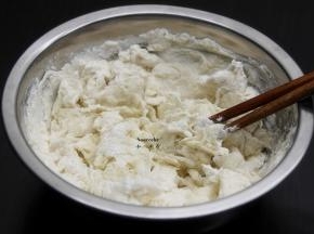 面粉、水、酵母拌均，揉成光滑面团；