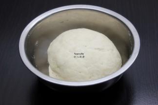 面团静放发酵至原来的二倍大；