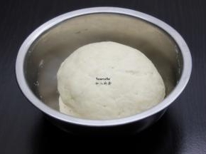 面团静放发酵至原来的二倍大；