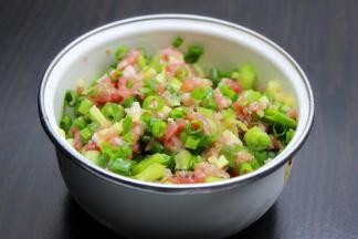 利用面粉发酵时间，猪瘦肉洗净，剁碎，把香葱切碎、放入油、盐、生抽、生姜拌均成鲜肉包子馅。