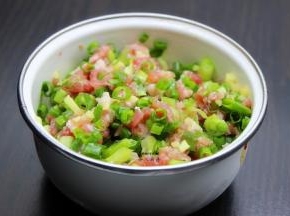 利用面粉发酵时间，猪瘦肉洗净，剁碎，把香葱切碎、放入油、盐、生抽、生姜拌均成鲜肉包子馅。