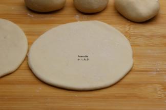 面团擀薄成包子皮；