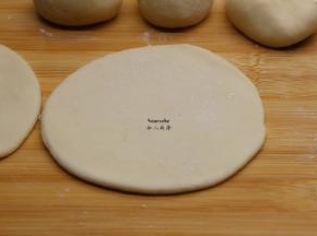 面团擀薄成包子皮；