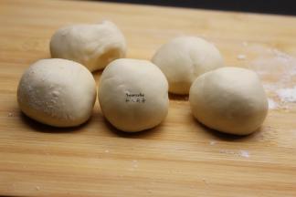 发酵好的面团，揉、排气，再次揉成光滑的长条，分小团；