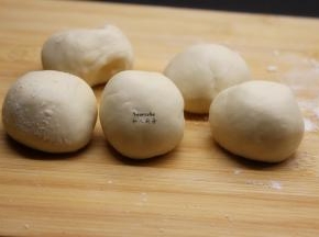 发酵好的面团，揉、排气，再次揉成光滑的长条，分小团；