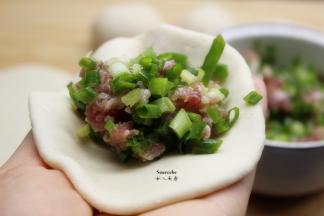 放入鲜肉香葱肉馅，收紧口；