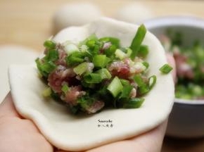 放入鲜肉香葱肉馅，收紧口；