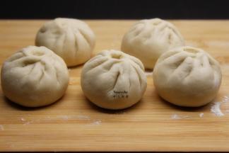 这是包好的鲜肉香葱包子胚；