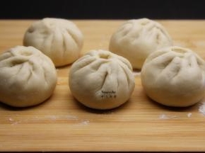 这是包好的鲜肉香葱包子胚；