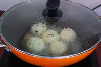 盖上盖子中小火煮7-8分钟；