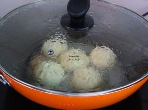 盖上盖子中小火煮7-8分钟；