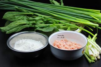准备面粉、菠菜、香葱、五花肉等食材；