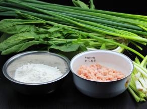 准备面粉、菠菜、香葱、五花肉等食材；